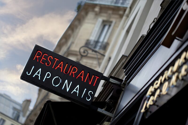 An image of a neon exterior sign that says "Restaurant Japonais".